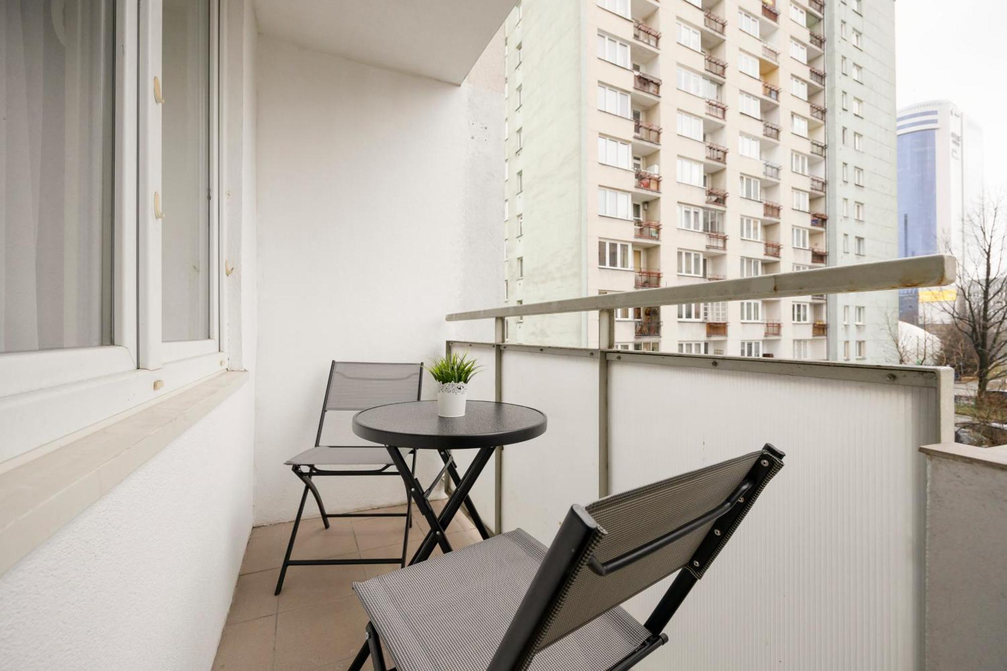 Butas Comfortable Wola & Balcony By Renters *